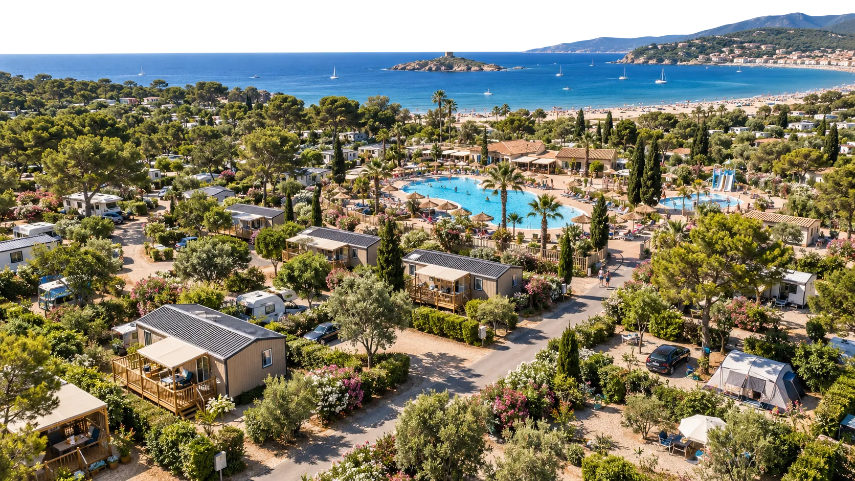 Vue aérienne d’un camping en bord de mer