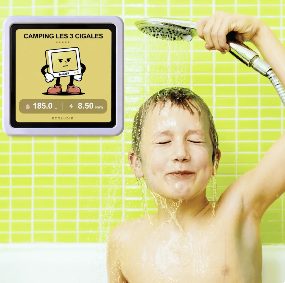 Enfant sous la douche à côté d’un écran EcoludiK